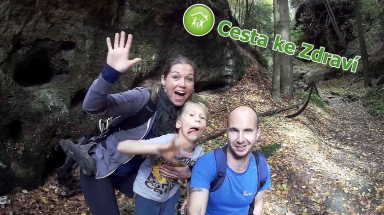skupina lidí pózuje pro obrázek